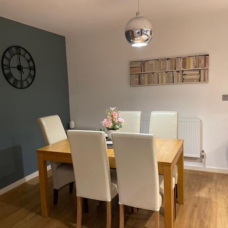 2 Bed, 2 Bath Apartment In Guildford Town Centre With Parking! Eksteriør billede