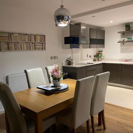 2 Bed, 2 Bath Apartment In Guildford Town Centre With Parking! Eksteriør billede