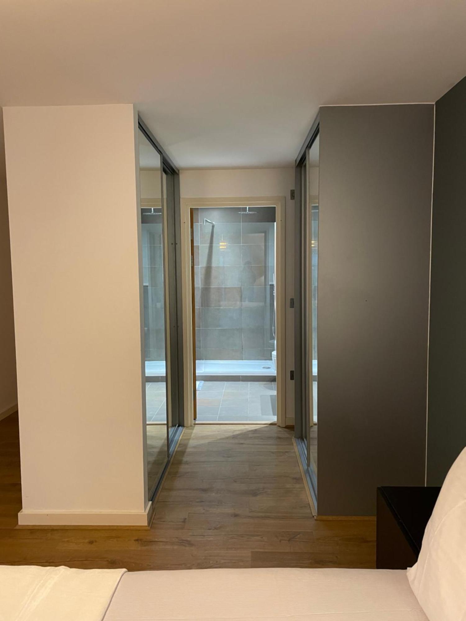2 Bed, 2 Bath Apartment In Guildford Town Centre With Parking! Eksteriør billede