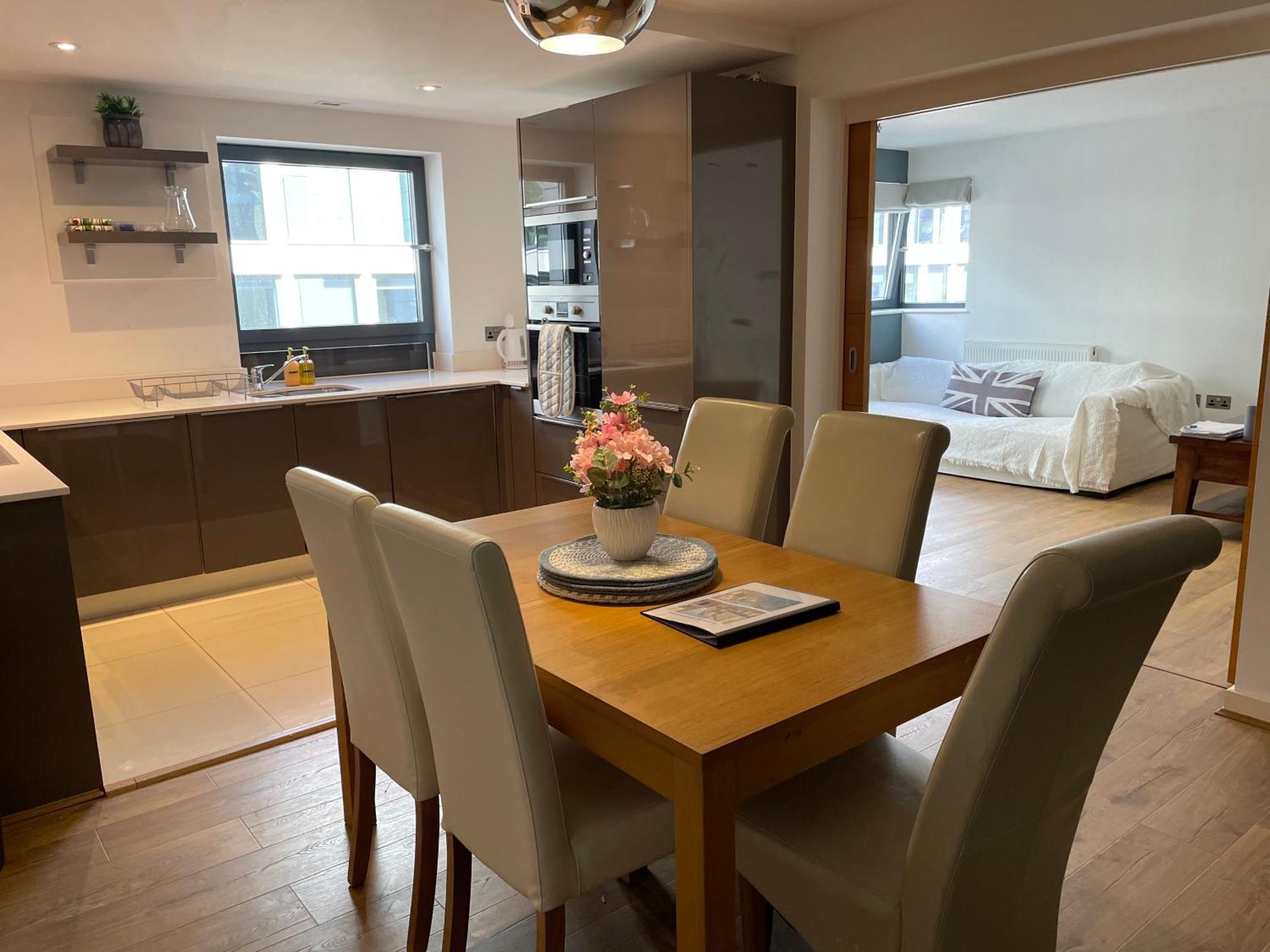 2 Bed, 2 Bath Apartment In Guildford Town Centre With Parking! Eksteriør billede