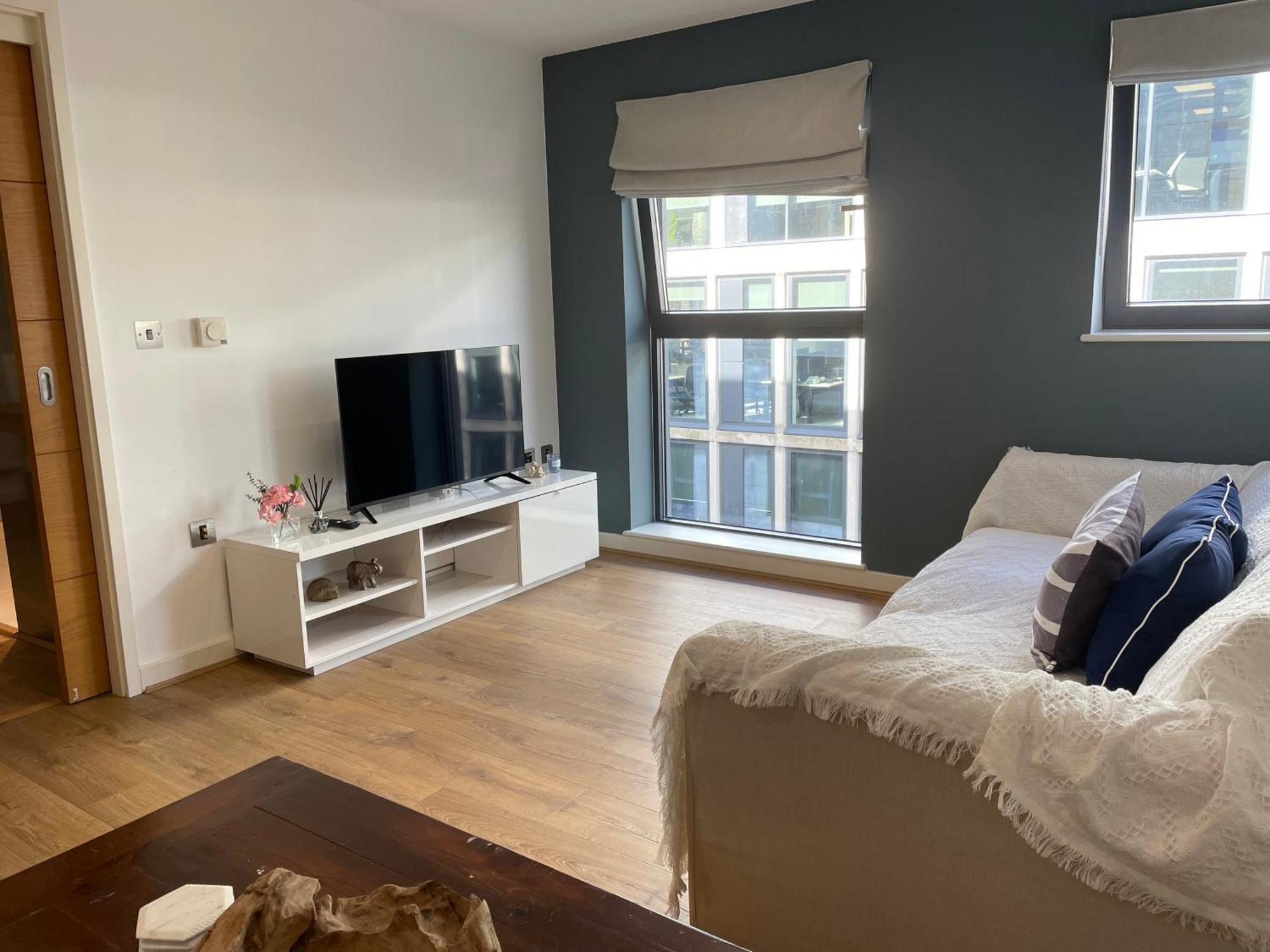 2 Bed, 2 Bath Apartment In Guildford Town Centre With Parking! Eksteriør billede