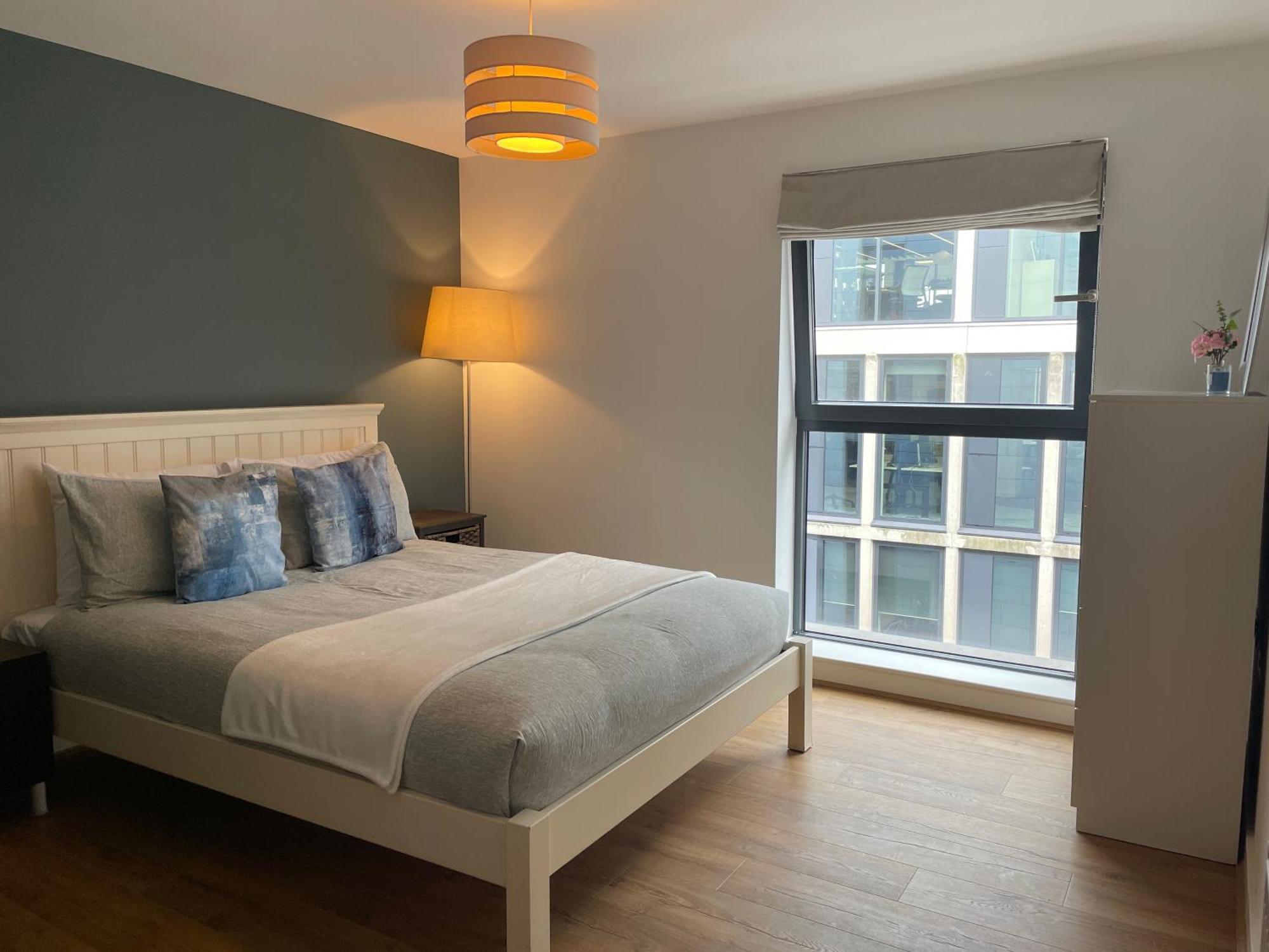 2 Bed, 2 Bath Apartment In Guildford Town Centre With Parking! Eksteriør billede