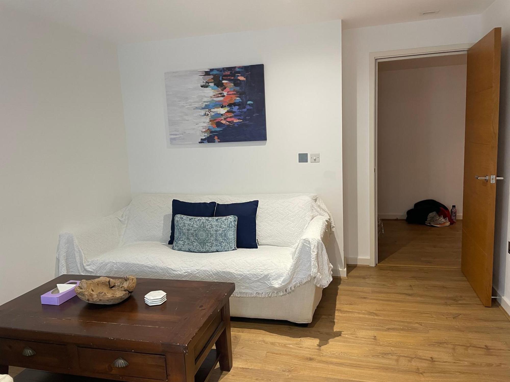2 Bed, 2 Bath Apartment In Guildford Town Centre With Parking! Eksteriør billede